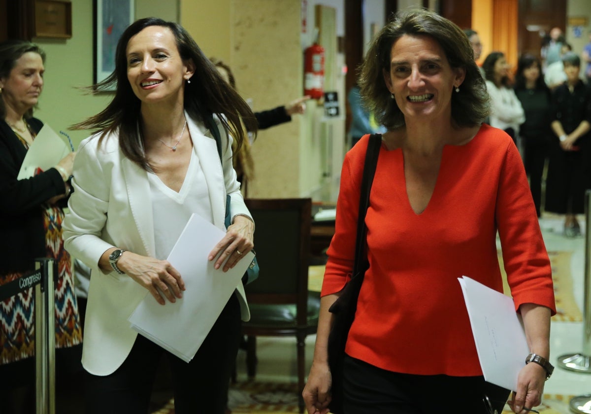 La presidenta de Redeia, Beatriz Corredor (izquierda), junto a la exministra de Transición Ecológica, Teresa Ribera